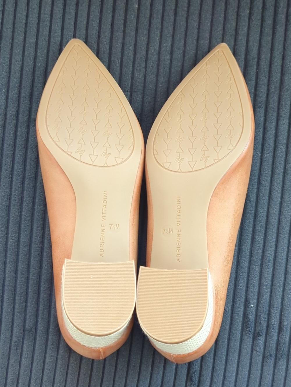NWOT Adrienne Vittadini Pointed Toe Cutout Pumps in Light Brown Size 7.5 - Picture 4 of 5